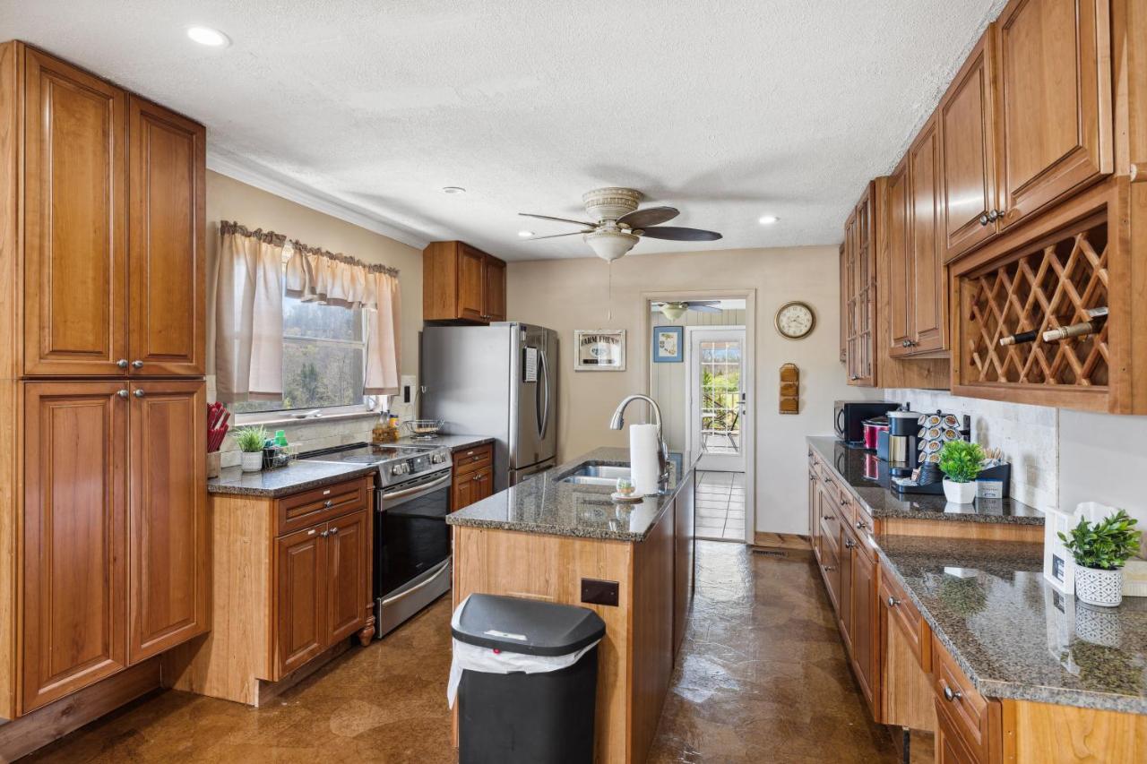סביירוויל Mid-Century Vintage Brick Ranch Upstairs Guesthouse מראה חיצוני תמונה