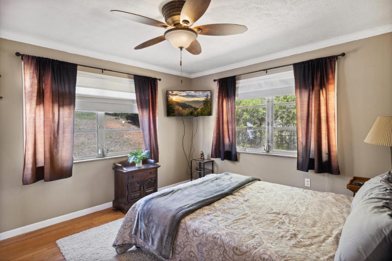 סביירוויל Mid-Century Vintage Brick Ranch Upstairs Guesthouse מראה חיצוני תמונה