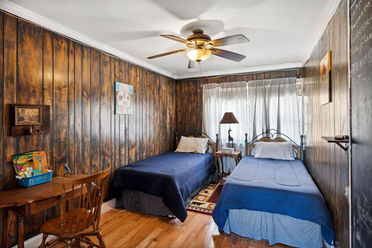 סביירוויל Mid-Century Vintage Brick Ranch Upstairs Guesthouse מראה חיצוני תמונה