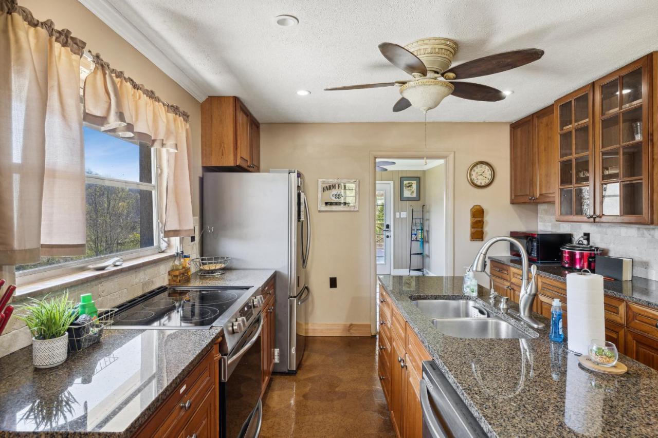סביירוויל Mid-Century Vintage Brick Ranch Upstairs Guesthouse מראה חיצוני תמונה